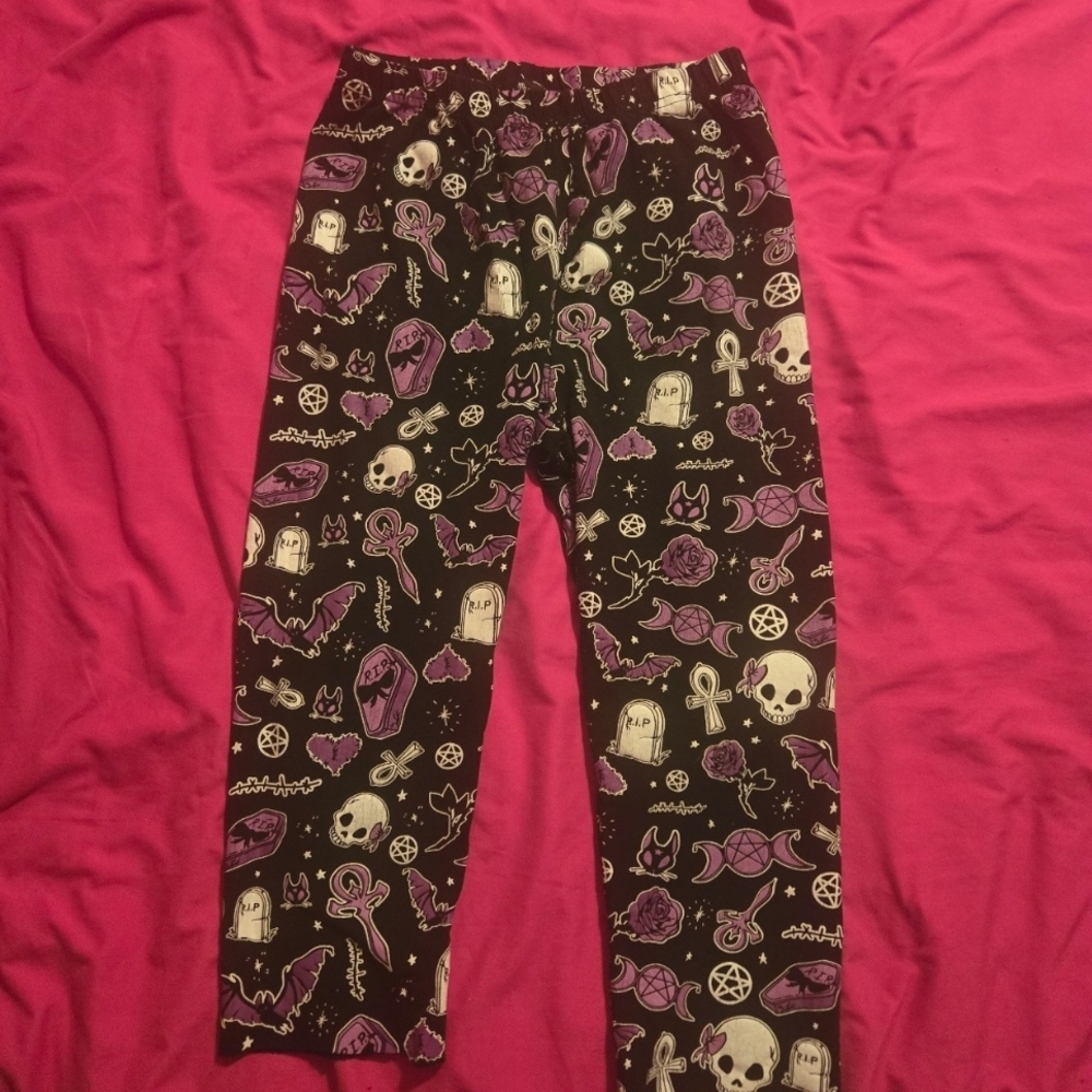 Women's Black and Purple Patterned Capris